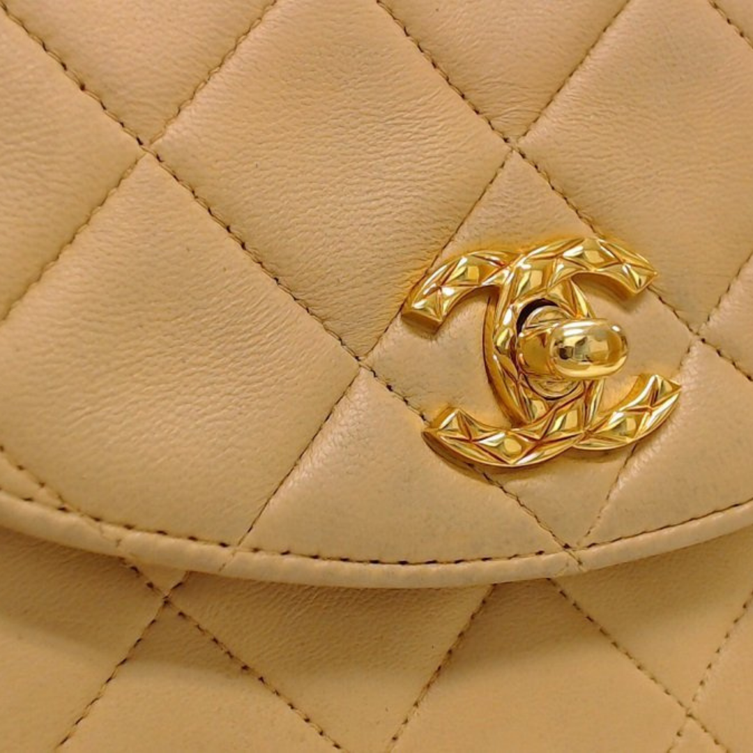 Klassisk Chanel taske med guld hardware