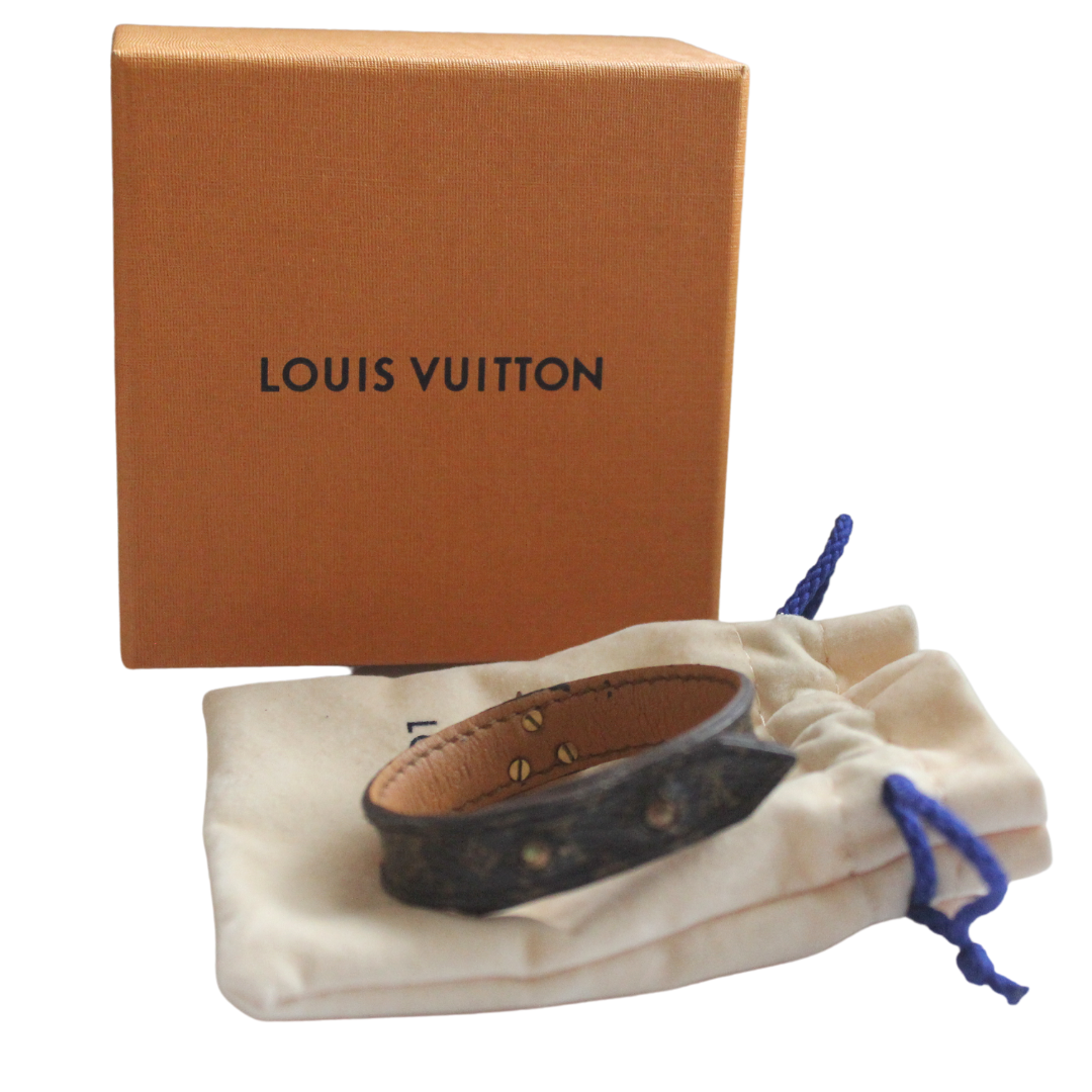 Louis Vuitton Essential V Luxury bracelet